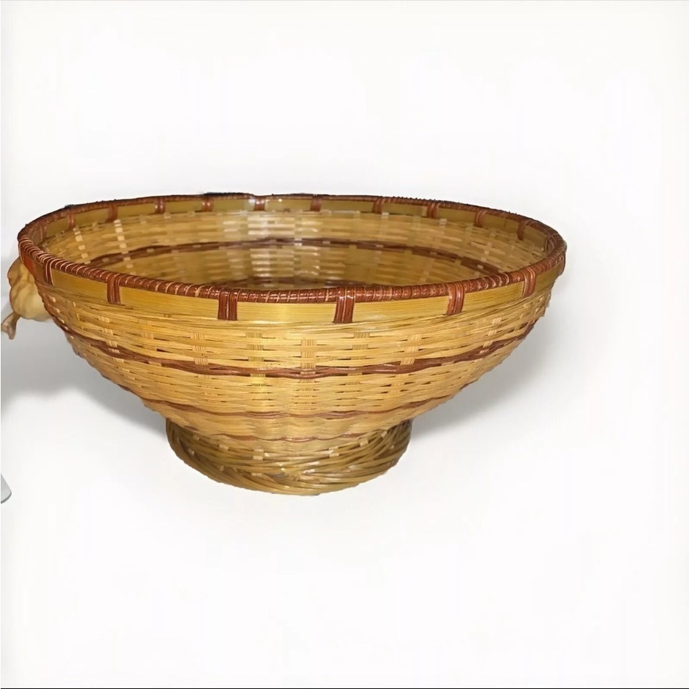 Round Footed Wicker Bread Basket Centerpiece 12’Inch Diameter. 5 Inch Tall.